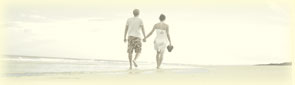 Ein Paar geht am Strand entlang.